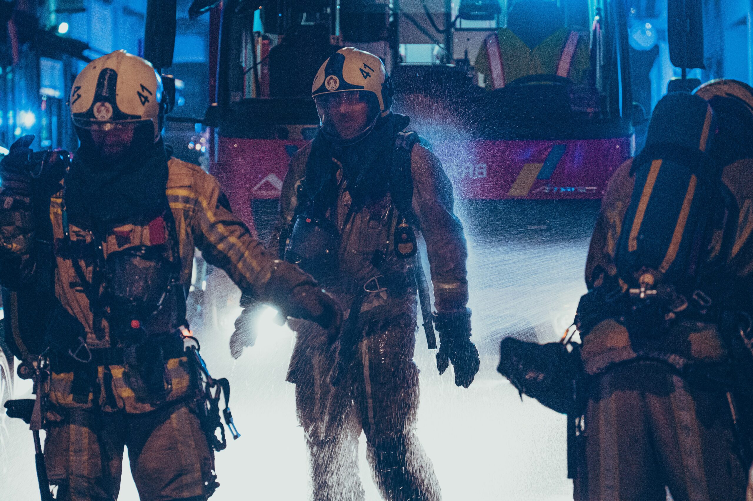 Rescue team staat stand-by bij risicovol werk op locatie